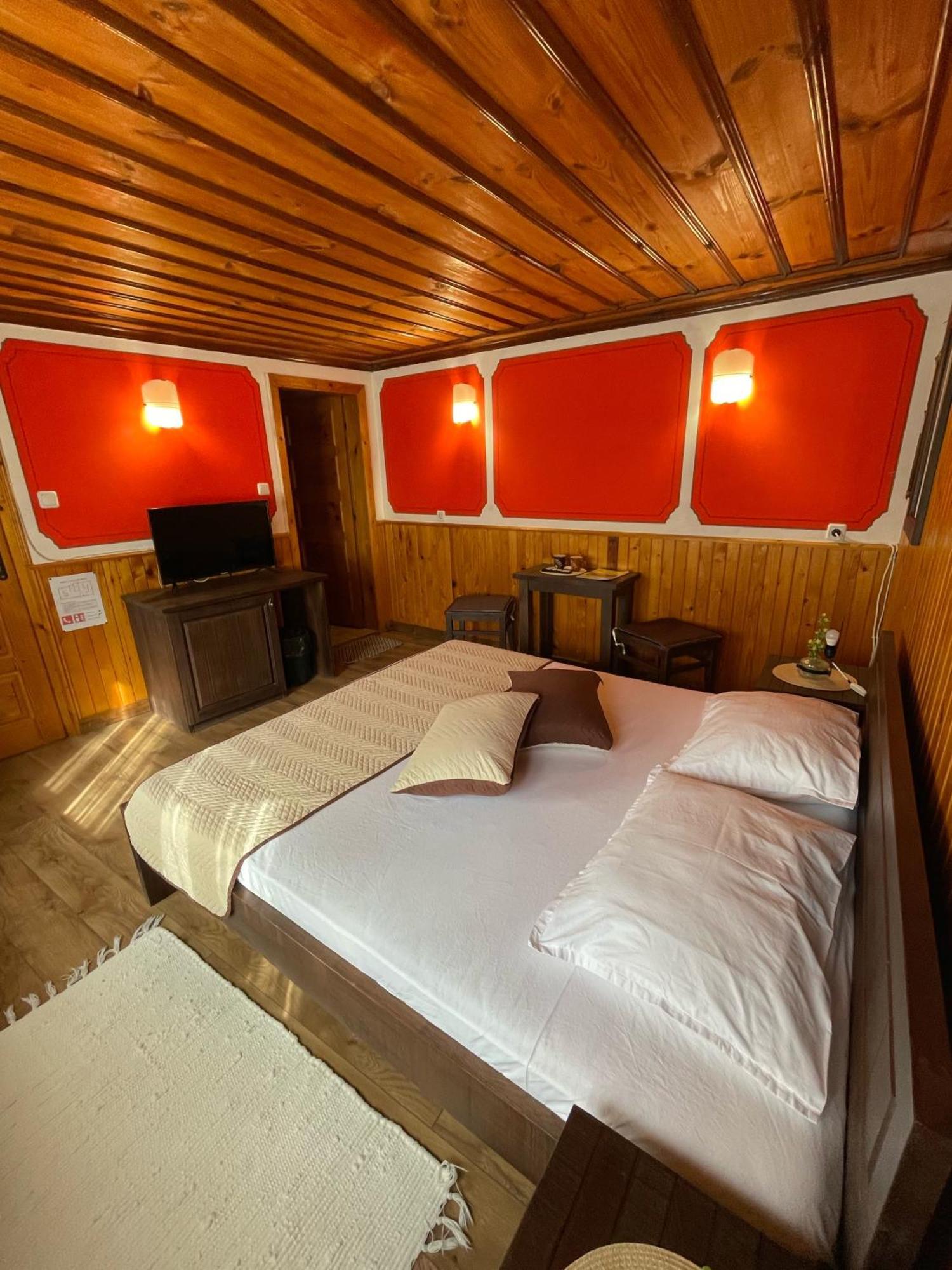 Guest Rooms Colorit โคปริฟชทิทซา ภายนอก รูปภาพ