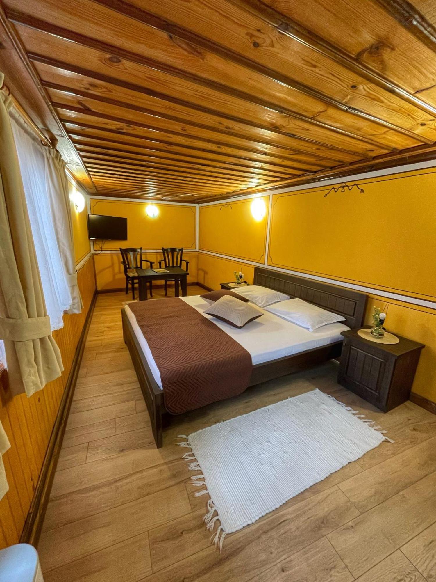 Guest Rooms Colorit โคปริฟชทิทซา ภายนอก รูปภาพ